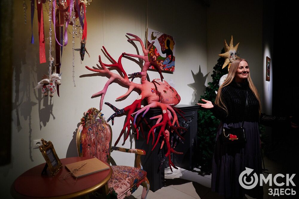 В музее "Искусство Омска" открылась самая ёлочная выставка (0+), где символом праздника может быть почти всё что угодно. Фото: Илья Петров