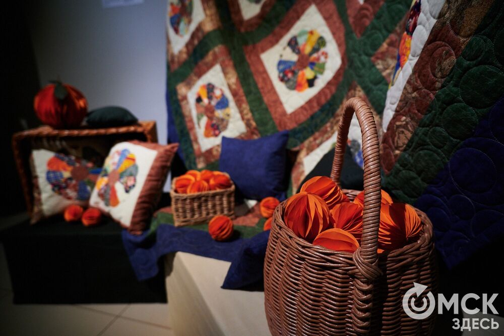 В музее "Искусство Омска" открылась самая ёлочная выставка (0+), где символом праздника может быть почти всё что угодно. Фото: Илья Петров