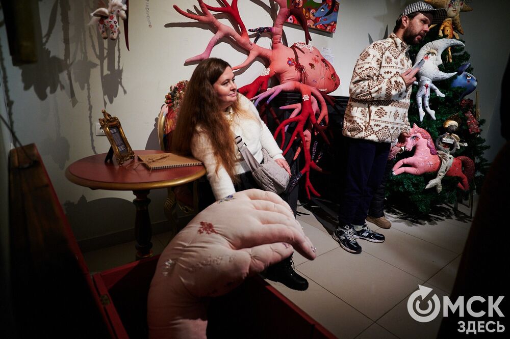 В музее "Искусство Омска" открылась самая ёлочная выставка (0+), где символом праздника может быть почти всё что угодно. Фото: Илья Петров