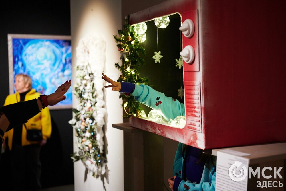 В музее "Искусство Омска" открылась самая ёлочная выставка (0+), где символом праздника может быть почти всё что угодно. Фото: Илья Петров