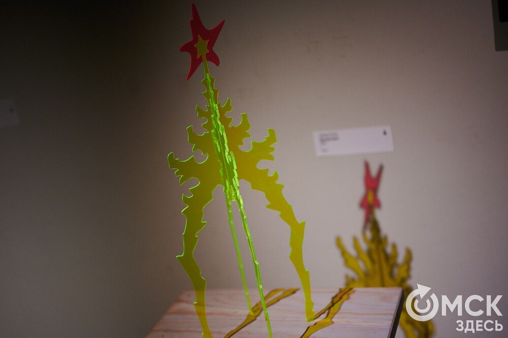 В музее "Искусство Омска" открылась самая ёлочная выставка (0+), где символом праздника может быть почти всё что угодно. Фото: Илья Петров
