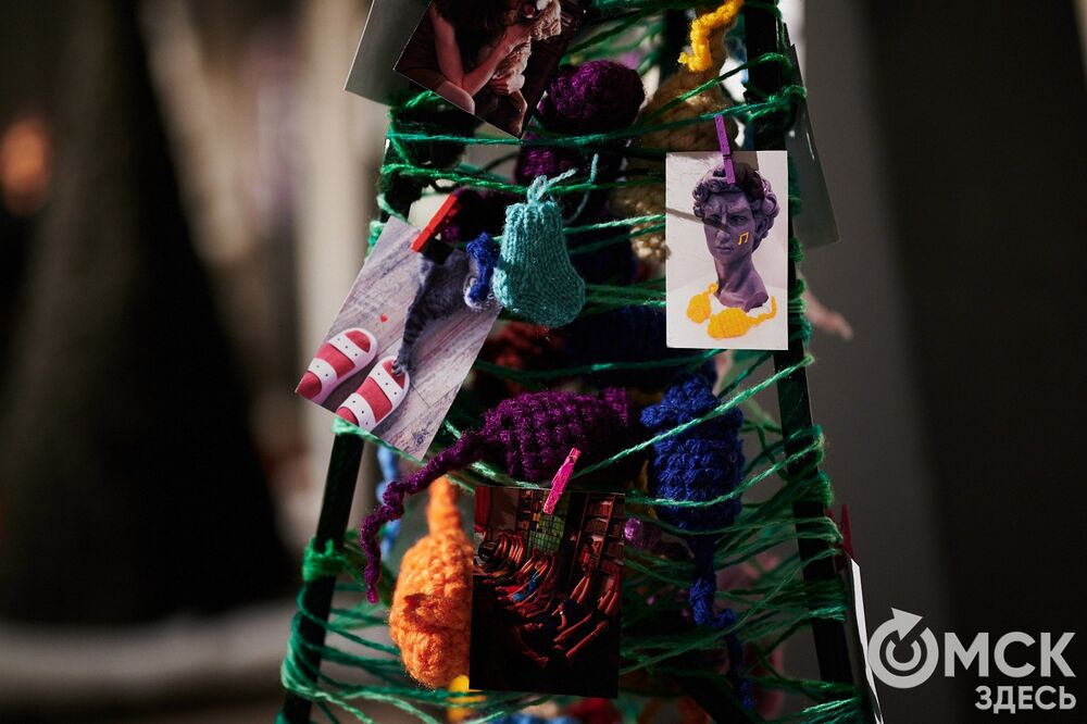 В музее "Искусство Омска" открылась самая ёлочная выставка (0+), где символом праздника может быть почти всё что угодно. Фото: Илья Петров
