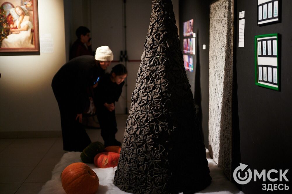 В музее "Искусство Омска" открылась самая ёлочная выставка (0+), где символом праздника может быть почти всё что угодно. Фото: Илья Петров
