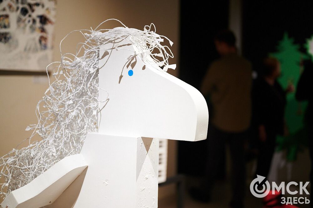 В музее "Искусство Омска" открылась самая ёлочная выставка (0+), где символом праздника может быть почти всё что угодно. Фото: Илья Петров
