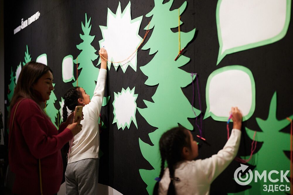 В музее "Искусство Омска" открылась самая ёлочная выставка (0+), где символом праздника может быть почти всё что угодно. Фото: Илья Петров