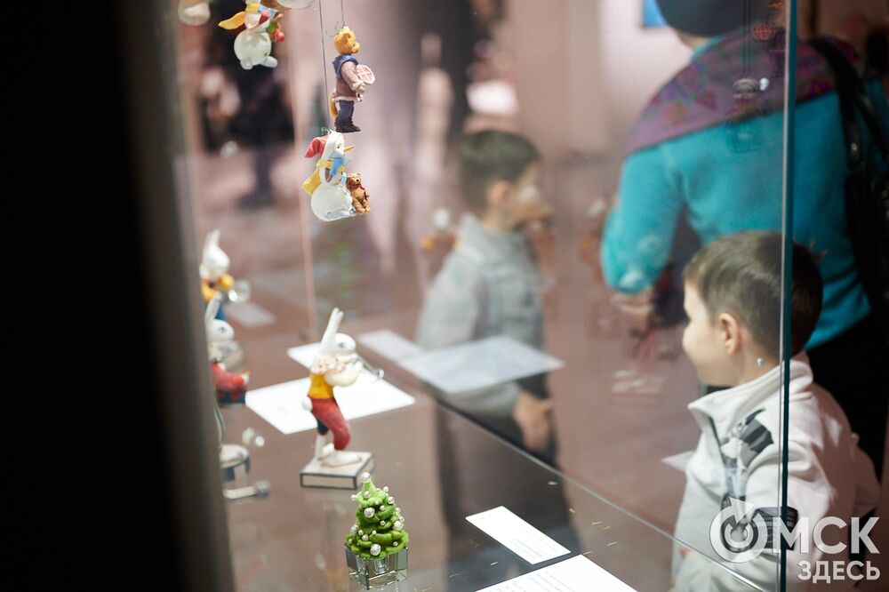 В музее "Искусство Омска" открылась самая ёлочная выставка (0+), где символом праздника может быть почти всё что угодно. Фото: Илья Петров