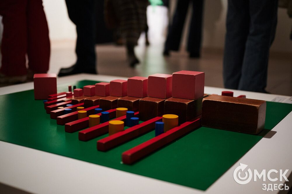 В музее "Искусство Омска" открылась самая ёлочная выставка (0+), где символом праздника может быть почти всё что угодно. Фото: Илья Петров