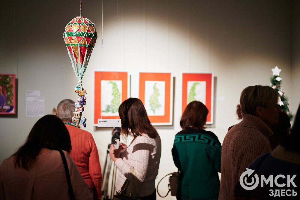 В музее "Искусство Омска" открылась самая ёлочная выставка (0+), где символом праздника может быть почти всё что угодно. Фото: Илья Петров