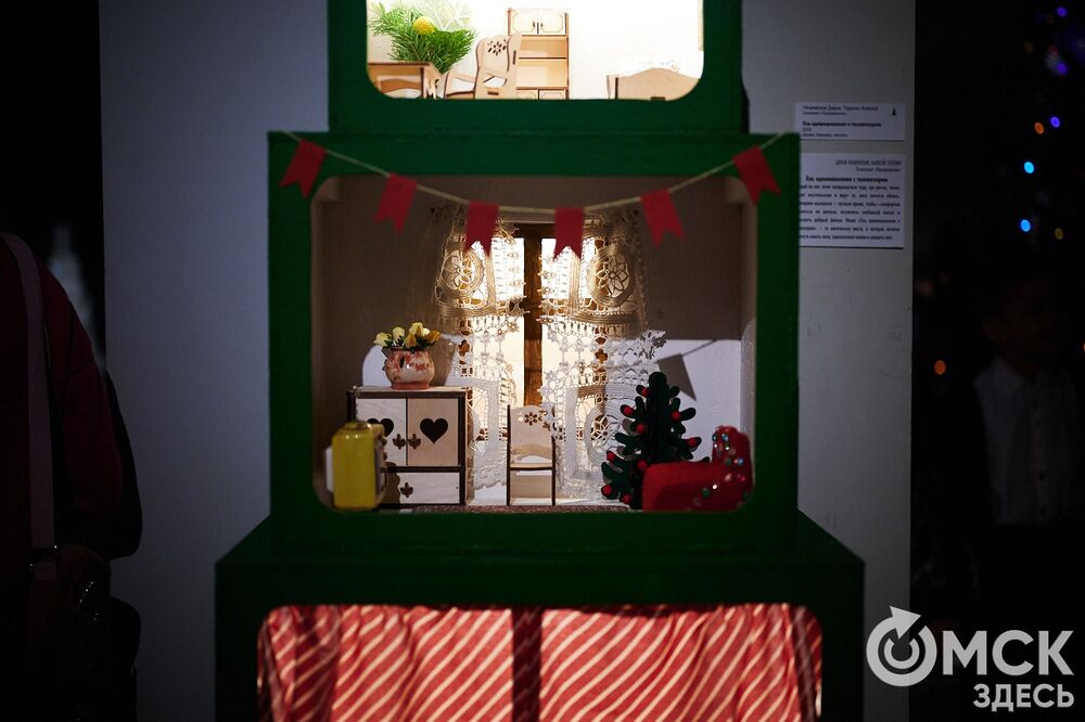 В музее "Искусство Омска" открылась самая ёлочная выставка (0+), где символом праздника может быть почти всё что угодно. Фото: Илья Петров