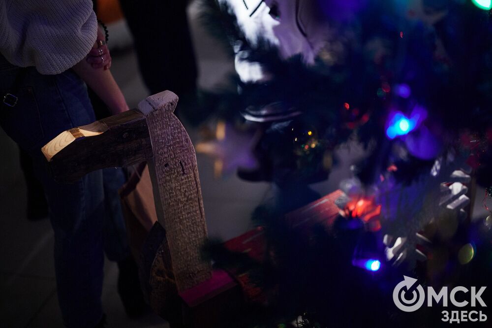 В музее "Искусство Омска" открылась самая ёлочная выставка (0+), где символом праздника может быть почти всё что угодно. Фото: Илья Петров