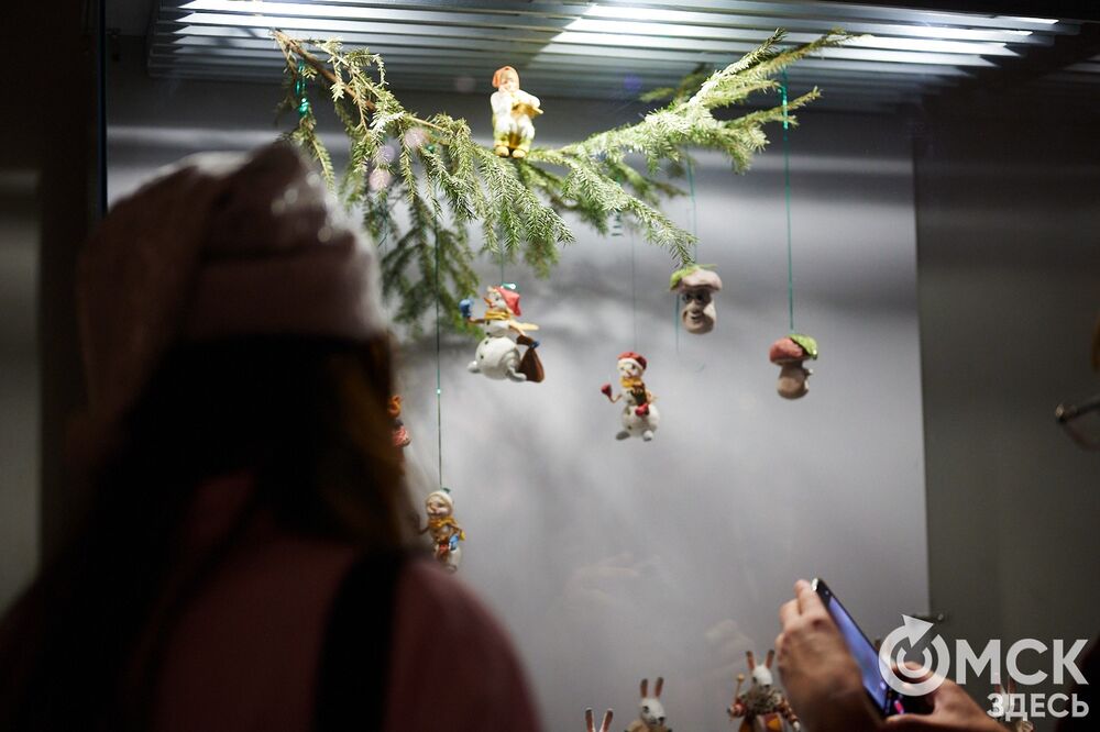 В музее "Искусство Омска" открылась самая ёлочная выставка (0+), где символом праздника может быть почти всё что угодно. Фото: Илья Петров