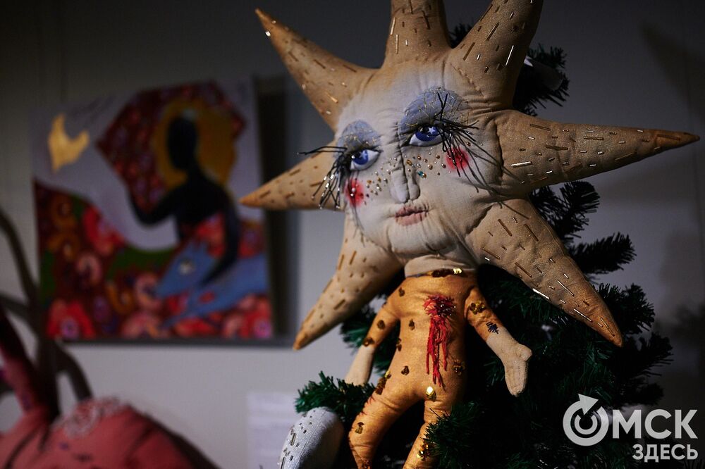 В музее "Искусство Омска" открылась самая ёлочная выставка (0+), где символом праздника может быть почти всё что угодно. Фото: Илья Петров