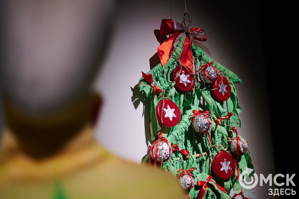 В музее "Искусство Омска" открылась самая ёлочная выставка (0+), где символом праздника может быть почти всё что угодно. Фото: Илья Петров