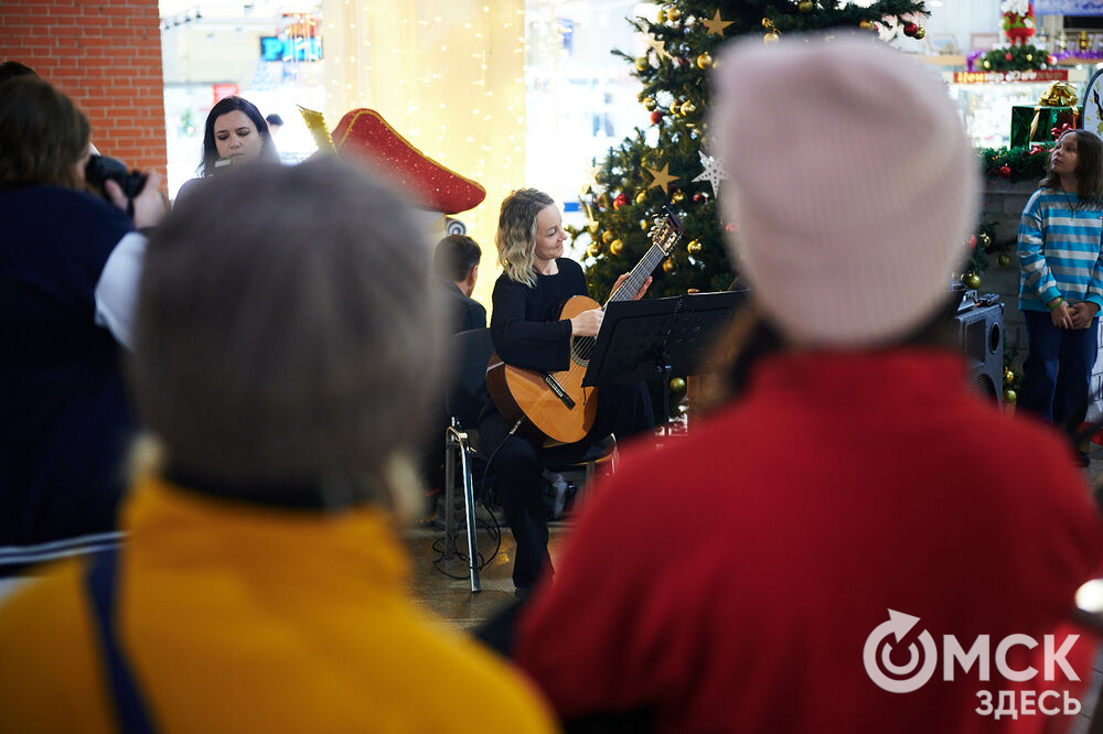 В Международный день танго, 11 декабря, омичи устроили танцевальный флешмоб. Фото: Илья Петров