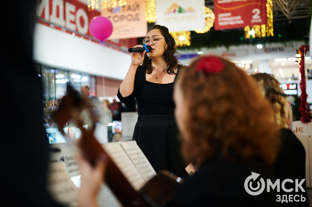 В Международный день танго, 11 декабря, омичи устроили танцевальный флешмоб. Фото: Илья Петров