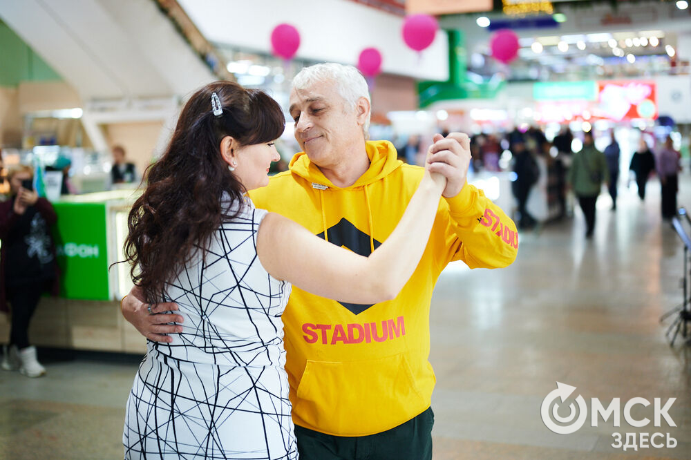 В Международный день танго, 11 декабря, омичи устроили танцевальный флешмоб. Фото: Илья Петров