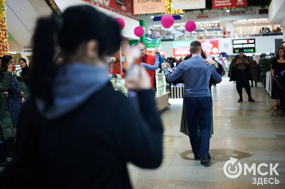 В Международный день танго, 11 декабря, омичи устроили танцевальный флешмоб. Фото: Илья Петров