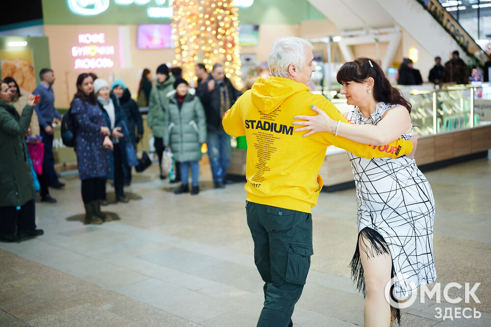 В Международный день танго, 11 декабря, омичи устроили танцевальный флешмоб. Фото: Илья Петров