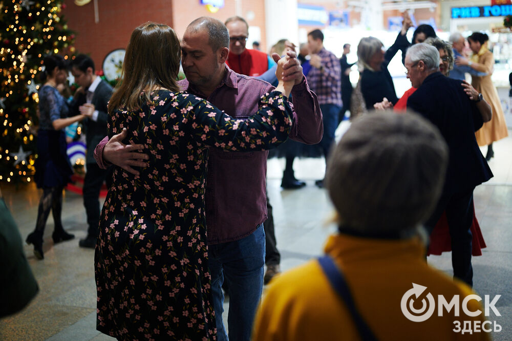 В Международный день танго, 11 декабря, омичи устроили танцевальный флешмоб. Фото: Илья Петров