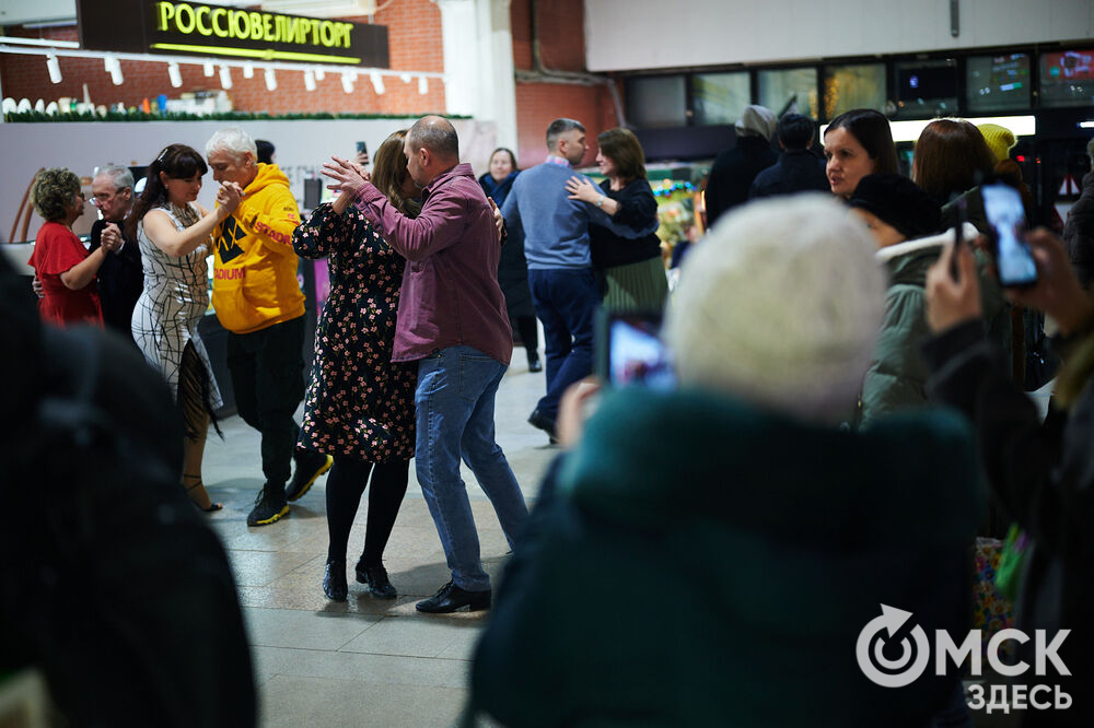 В Международный день танго, 11 декабря, омичи устроили танцевальный флешмоб. Фото: Илья Петров