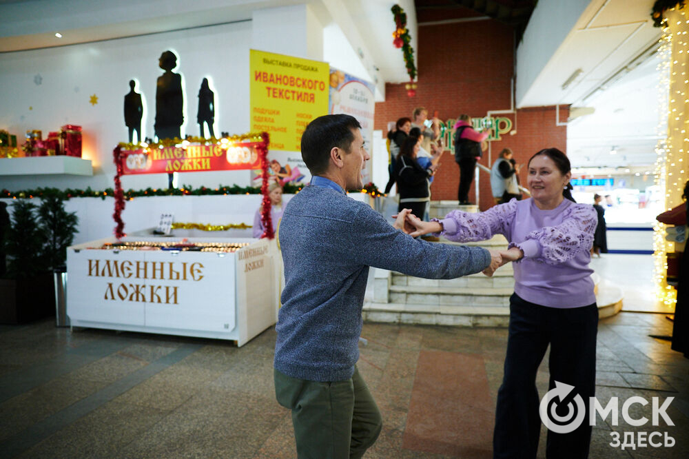 В Международный день танго, 11 декабря, омичи устроили танцевальный флешмоб. Фото: Илья Петров