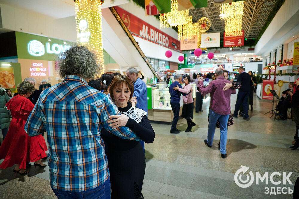 В Международный день танго, 11 декабря, омичи устроили танцевальный флешмоб. Фото: Илья Петров