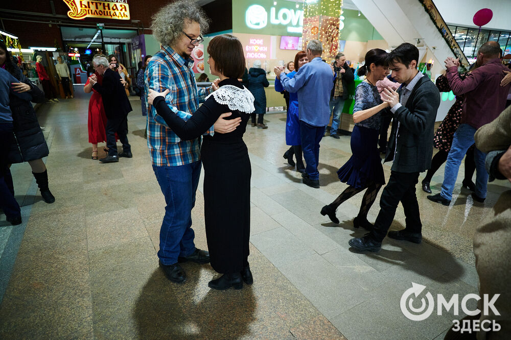 В Международный день танго, 11 декабря, омичи устроили танцевальный флешмоб. Фото: Илья Петров