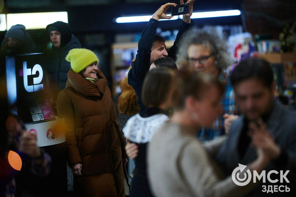 В Международный день танго, 11 декабря, омичи устроили танцевальный флешмоб. Фото: Илья Петров