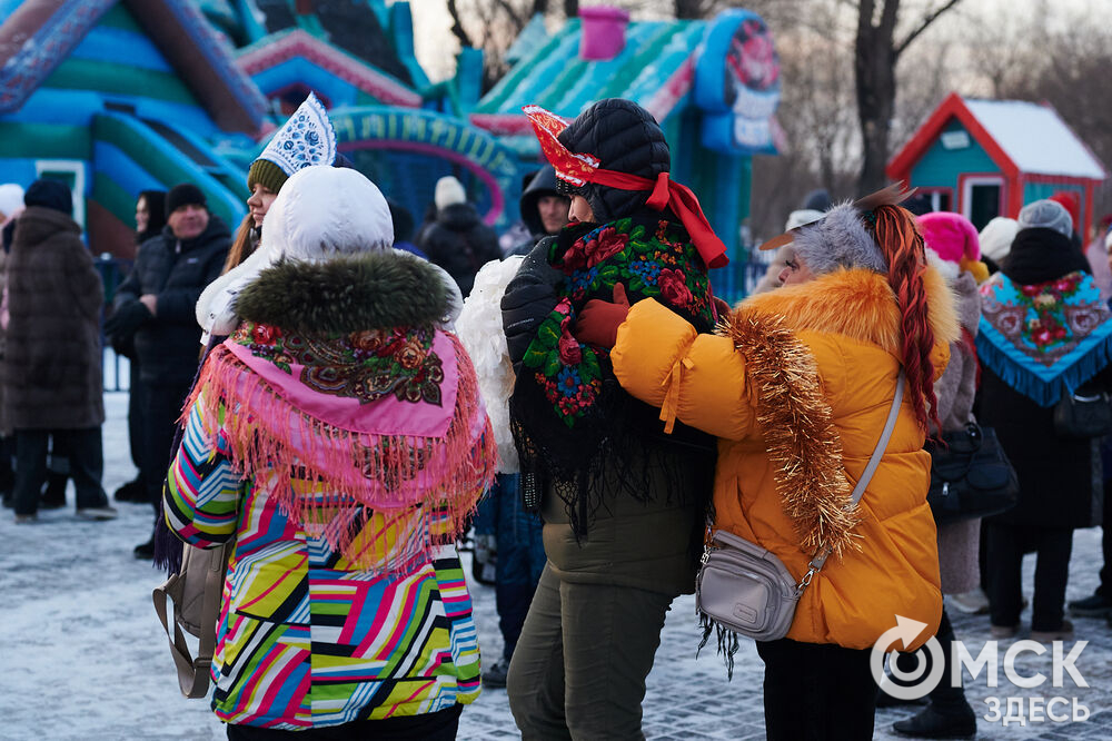 На Зелёном острове состоялся предновогодний фестиваль "Сибирские забавушки" (6+). Фото: Илья Петров