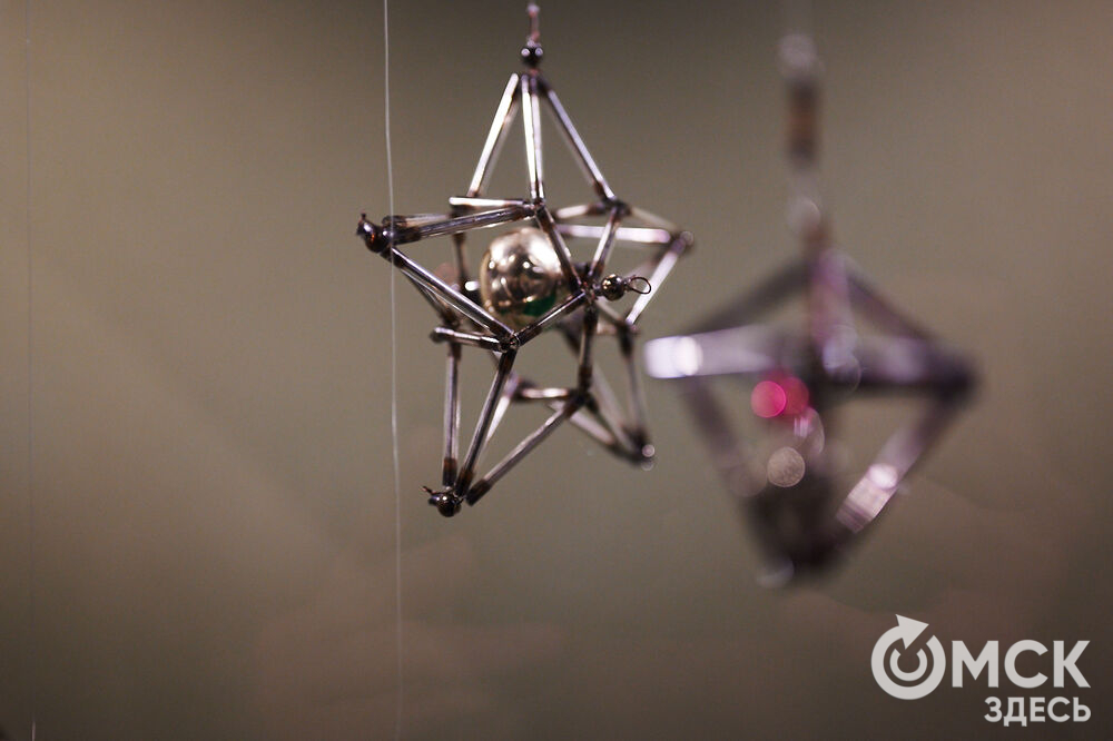 В музее имени М. А. Врубеля открылась выставка, вдохновлённая заснеженной красотой и предчувствием чуда. Фото: Илья Петров