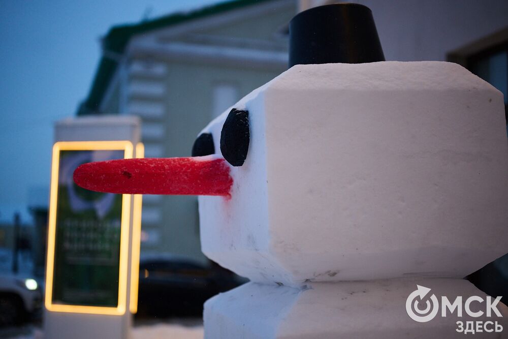 Арт-объект в виде экзистенциального вопроса появился у музея "Искусство Омска". Подробнее здесь. Фото: Илья Петров