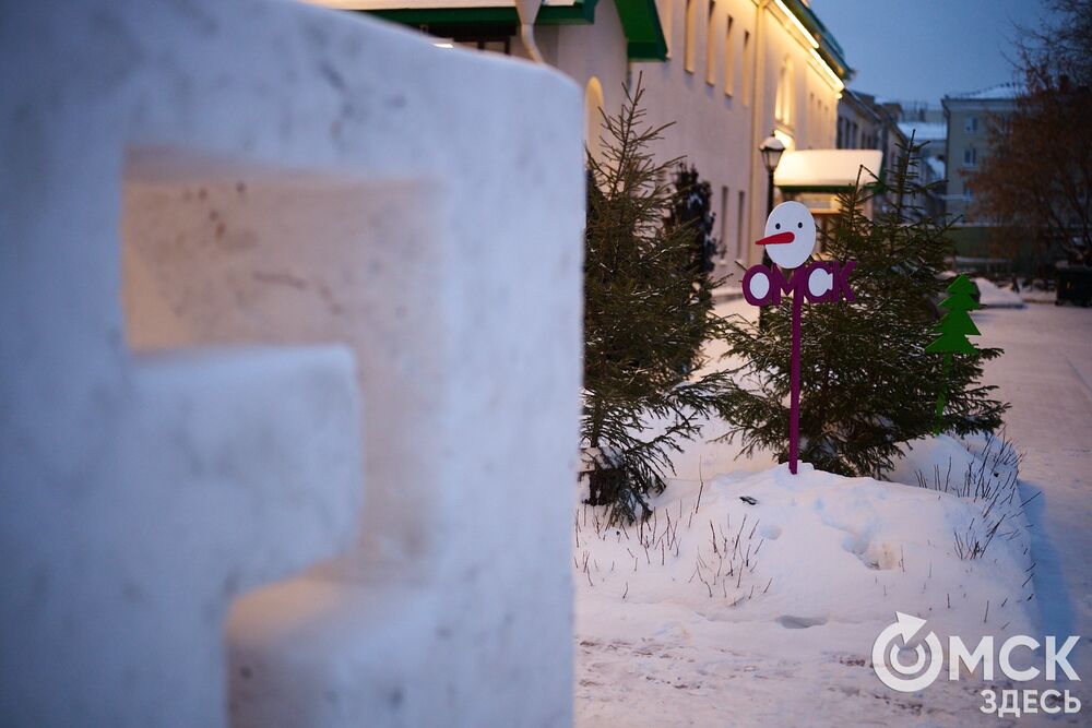 Арт-объект в виде экзистенциального вопроса появился у музея "Искусство Омска". Подробнее здесь. Фото: Илья Петров
