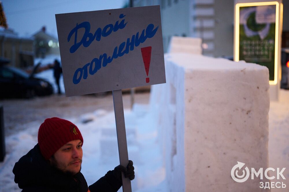 Арт-объект в виде экзистенциального вопроса появился у музея "Искусство Омска". Подробнее здесь. Фото: Илья Петров