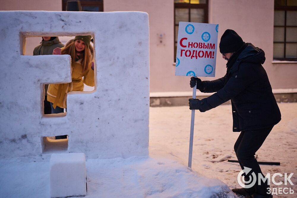 Арт-объект в виде экзистенциального вопроса появился у музея "Искусство Омска". Подробнее здесь. Фото: Илья Петров