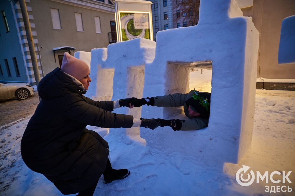 Арт-объект в виде экзистенциального вопроса появился у музея "Искусство Омска". Подробнее здесь. Фото: Илья Петров