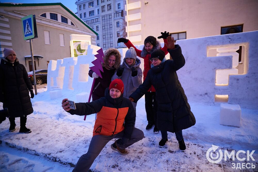 Арт-объект в виде экзистенциального вопроса появился у музея "Искусство Омска". Подробнее здесь. Фото: Илья Петров