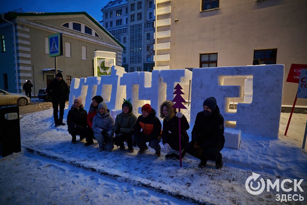 Арт-объект в виде экзистенциального вопроса появился у музея "Искусство Омска". Подробнее здесь. Фото: Илья Петров