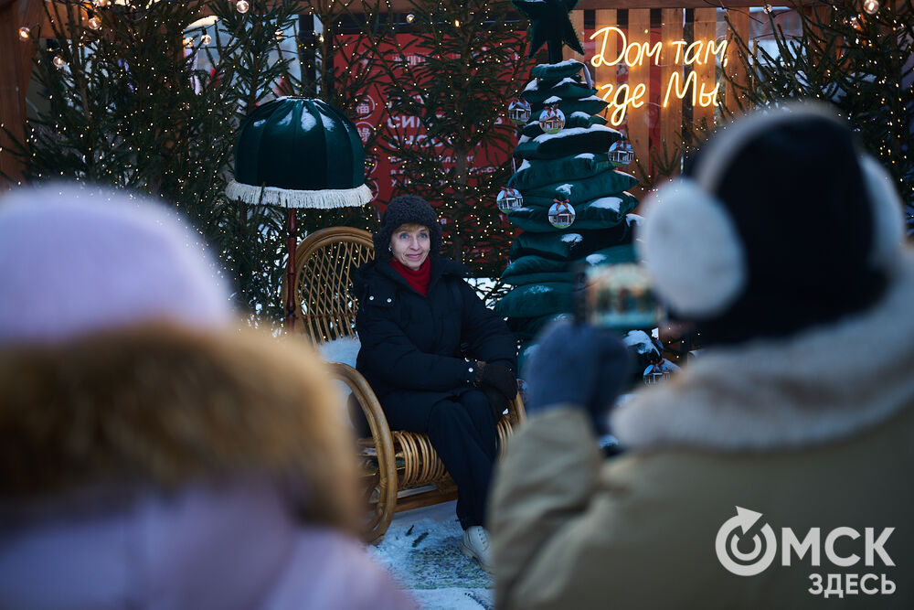 Омичи прогулялись по новым локациям "Зимнего Любинского" (0+) и зажгли в танцах с Кощеем Бессмертным. Фото: Илья Петров