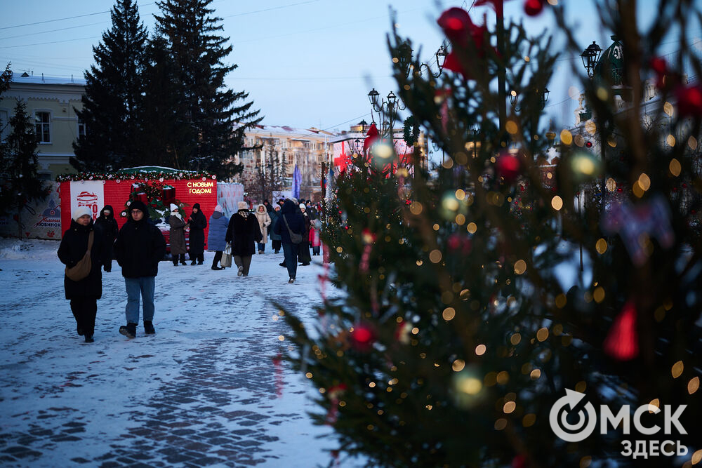Омичи прогулялись по новым локациям "Зимнего Любинского" (0+) и зажгли в танцах с Кощеем Бессмертным. Фото: Илья Петров