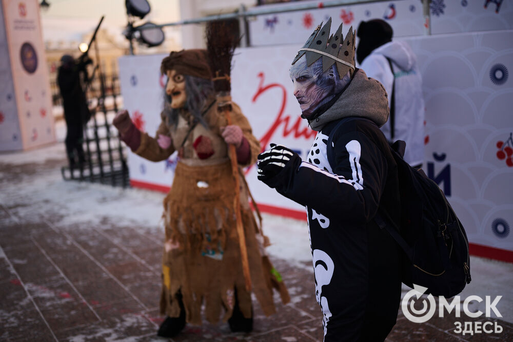 Омичи прогулялись по новым локациям "Зимнего Любинского" (0+) и зажгли в танцах с Кощеем Бессмертным. Фото: Илья Петров