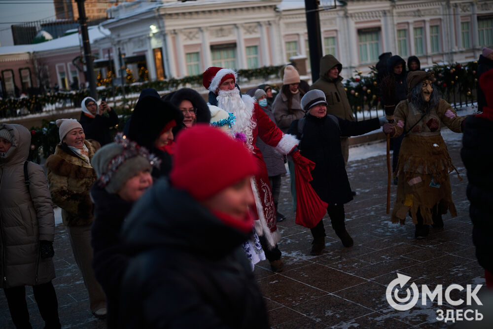 Омичи прогулялись по новым локациям "Зимнего Любинского" (0+) и зажгли в танцах с Кощеем Бессмертным. Фото: Илья Петров