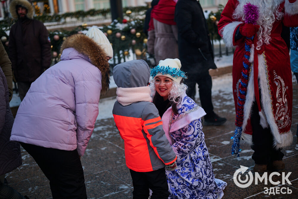 Омичи прогулялись по новым локациям "Зимнего Любинского" (0+) и зажгли в танцах с Кощеем Бессмертным. Фото: Илья Петров