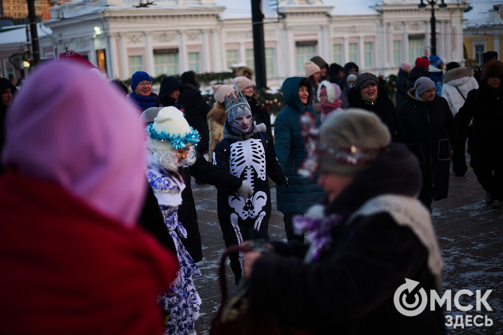 Омичи прогулялись по новым локациям "Зимнего Любинского" (0+) и зажгли в танцах с Кощеем Бессмертным. Фото: Илья Петров