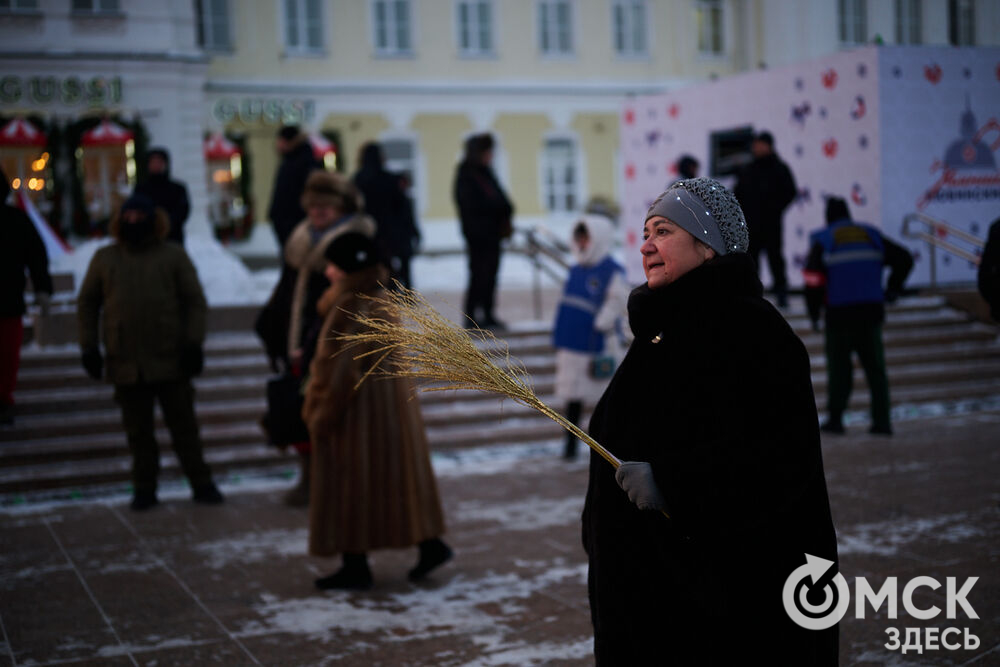 Омичи прогулялись по новым локациям "Зимнего Любинского" (0+) и зажгли в танцах с Кощеем Бессмертным. Фото: Илья Петров