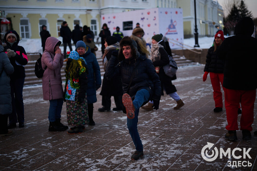 Омичи прогулялись по новым локациям "Зимнего Любинского" (0+) и зажгли в танцах с Кощеем Бессмертным. Фото: Илья Петров
