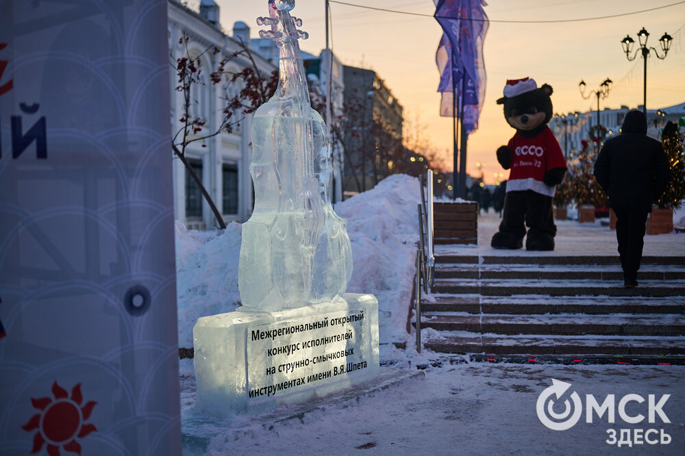 Омичи прогулялись по новым локациям "Зимнего Любинского" (0+) и зажгли в танцах с Кощеем Бессмертным. Фото: Илья Петров