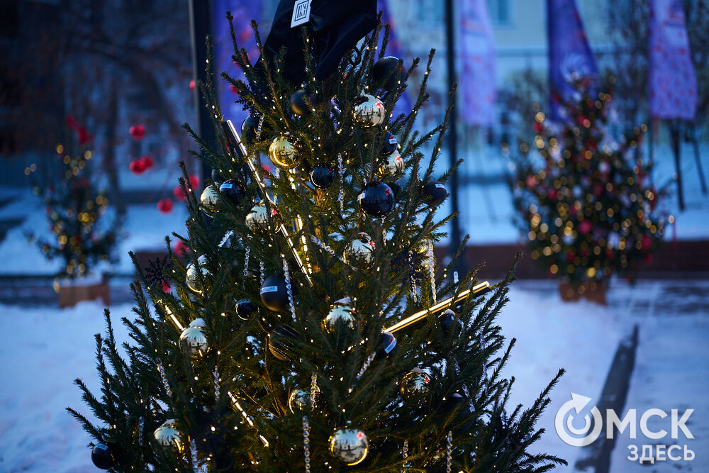 Омичи прогулялись по новым локациям "Зимнего Любинского" (0+) и зажгли в танцах с Кощеем Бессмертным. Фото: Илья Петров