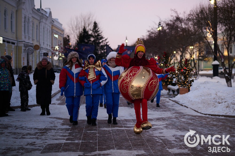 Омичи прогулялись по новым локациям "Зимнего Любинского" (0+) и зажгли в танцах с Кощеем Бессмертным. Фото: Илья Петров