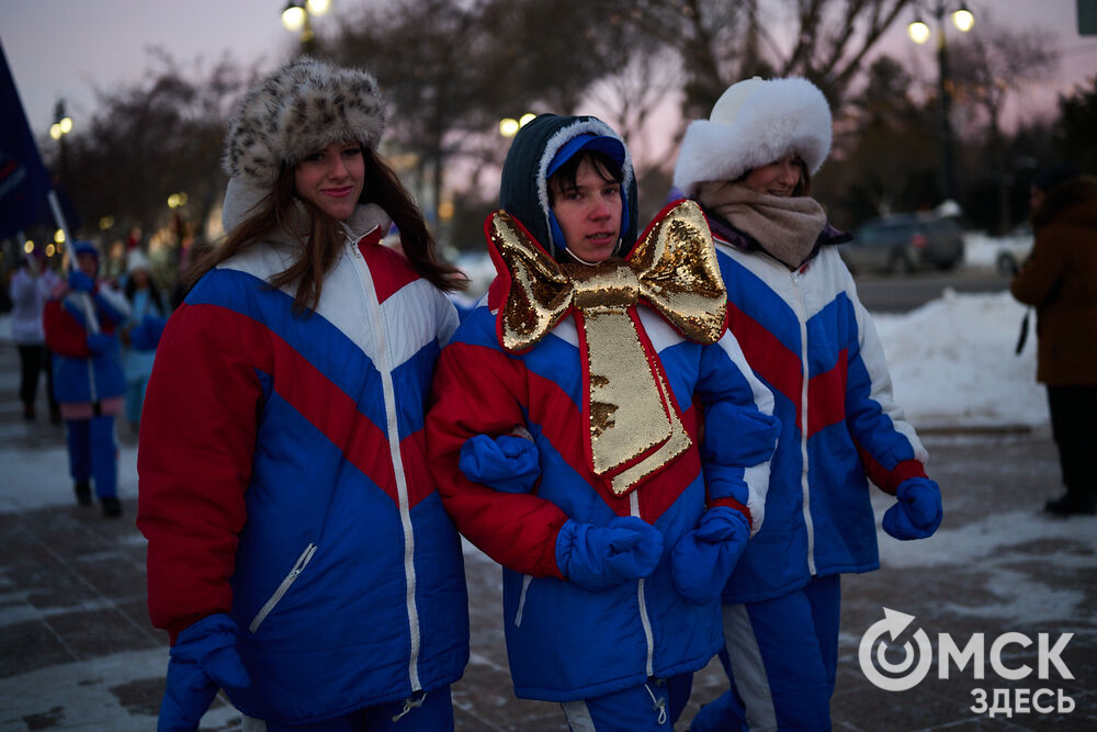 Омичи прогулялись по новым локациям "Зимнего Любинского" (0+) и зажгли в танцах с Кощеем Бессмертным. Фото: Илья Петров