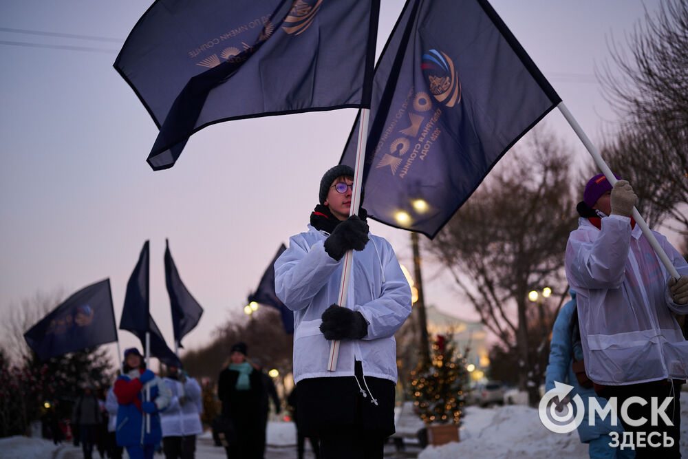 Омичи прогулялись по новым локациям "Зимнего Любинского" (0+) и зажгли в танцах с Кощеем Бессмертным. Фото: Илья Петров